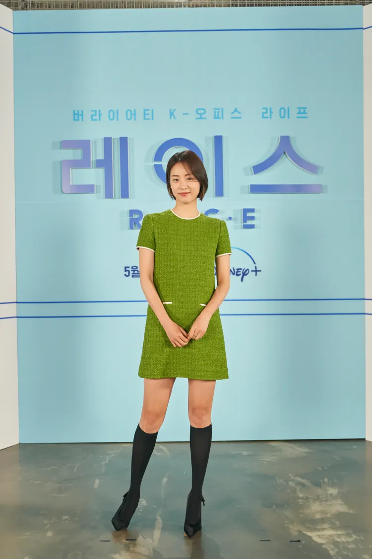 李沇熹剪了俐落短髮，飾演滿腔熱血的宣傳企劃。Disney+提供