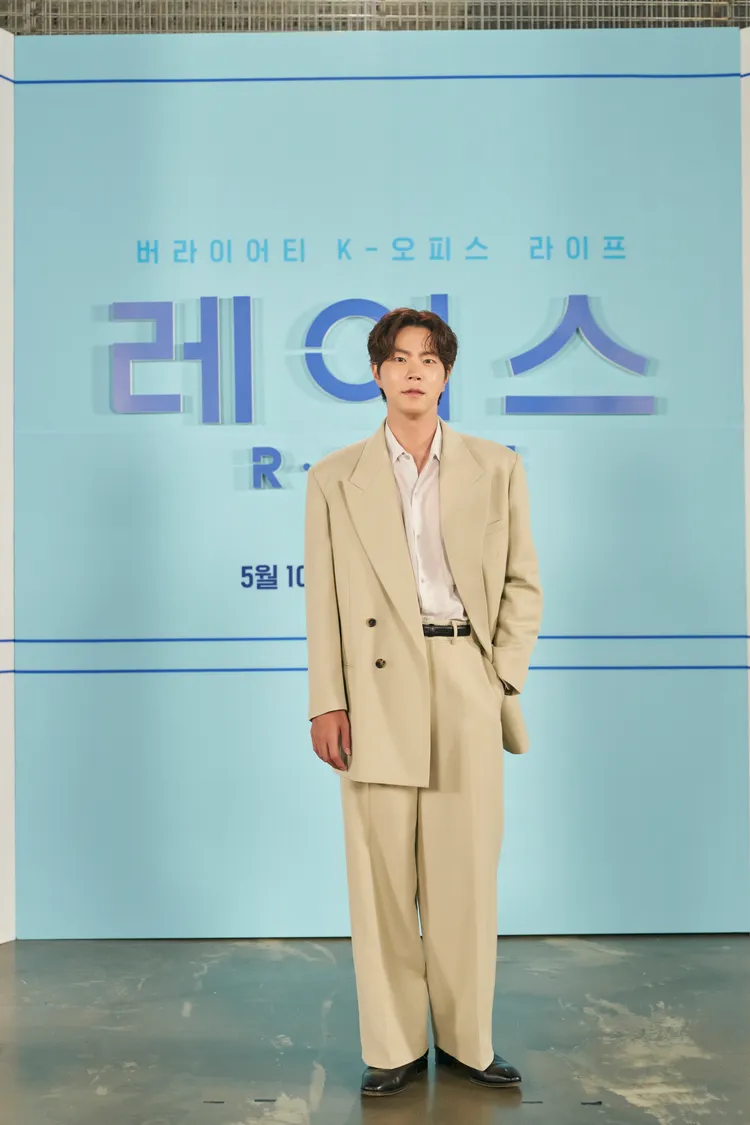 洪宗玄表示允浩在日本透過視訊參加讀本會議，很像日本分公司老闆。Disney+提供