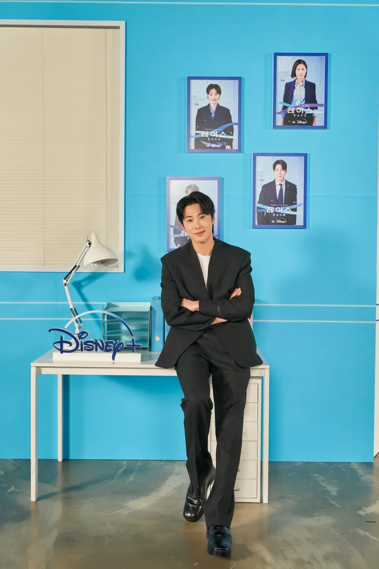 允浩飾演宣傳代理公司的老闆，「熱情富翁」封號導演也認證。Disney+提供