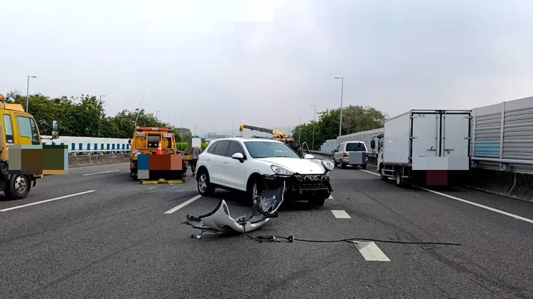 保時捷休旅車前保桿掉落。讀者提供
