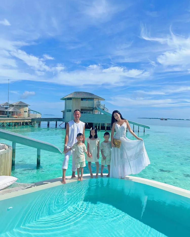關穎（右）和朱志威（左）帶著3個小孩重返當年舉辦婚禮的馬爾地夫度假。翻攝kwanterri IG