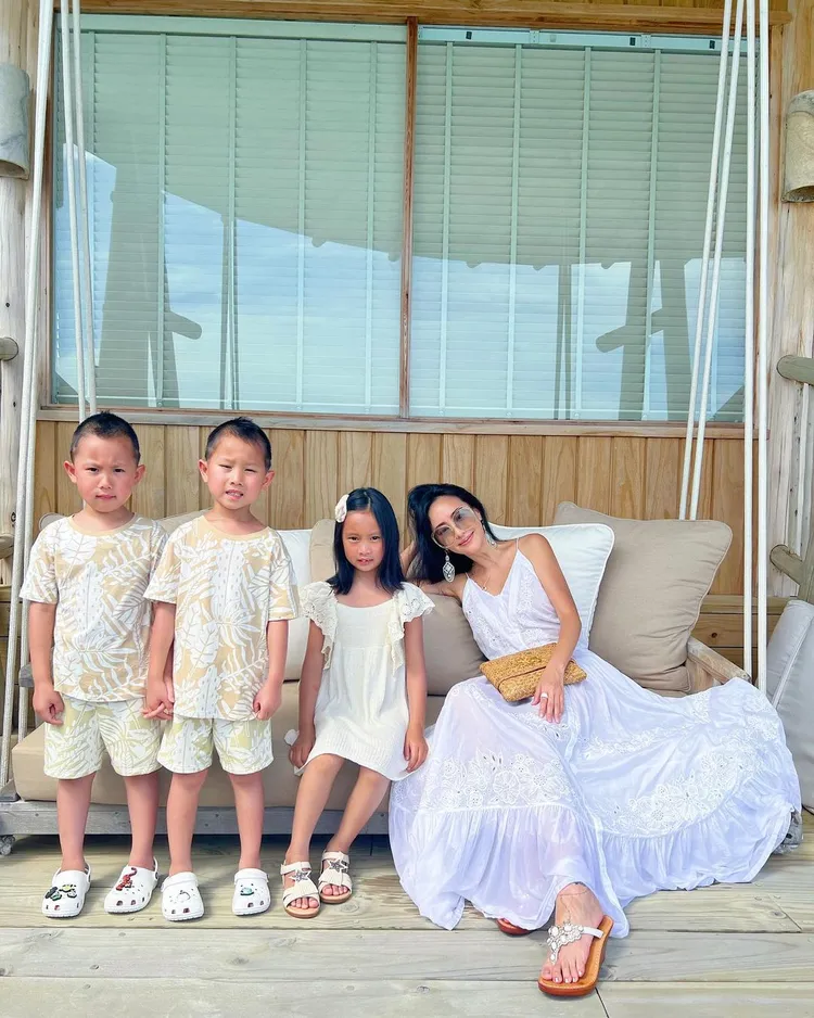 關穎（右）和3個寶貝小孩。翻攝kwanterri IG