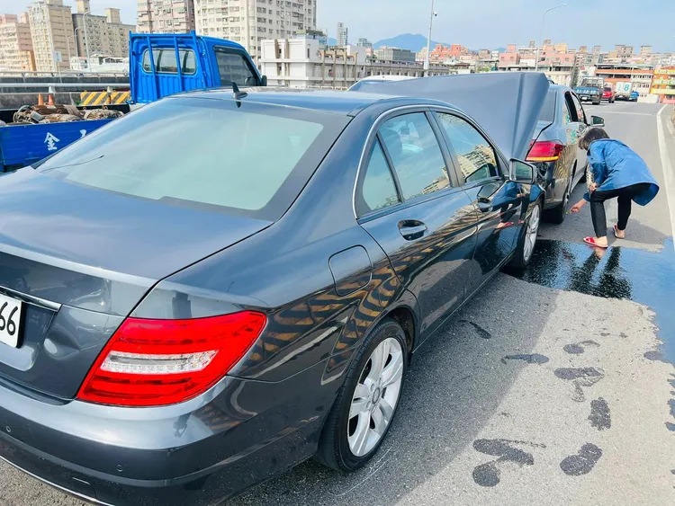 陳冠霖的車後方幾乎全毀。翻攝陳冠霖臉書