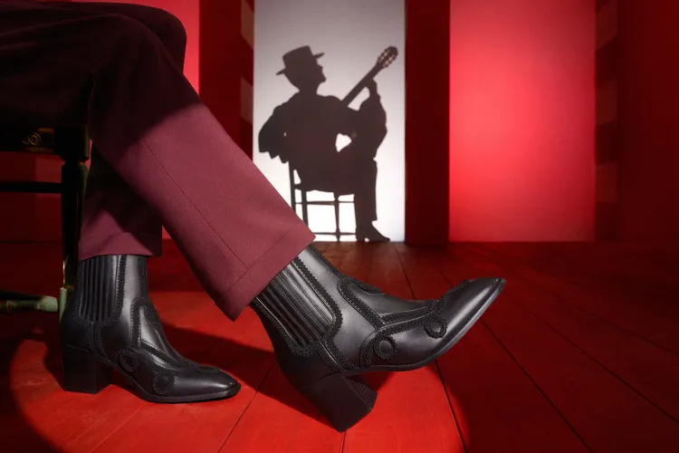 Rosalio黑色刺繡裝飾皮靴，6萬2000元。品牌提供