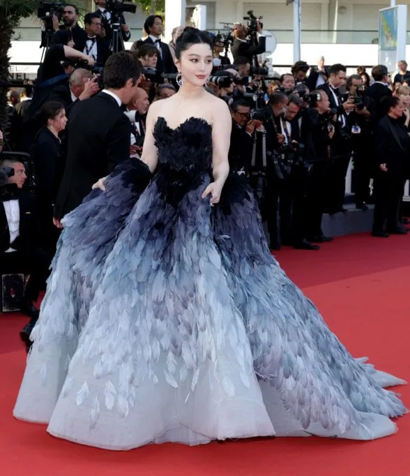 范冰冰在坎城影展頻頻換裝。翻攝雪霏sophia微博