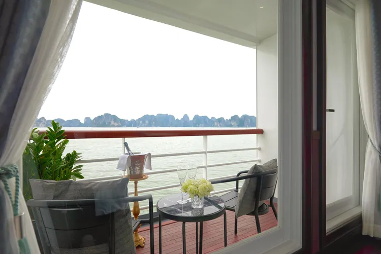 獨立的陽台空間讓旅客可悠閒的在客房內欣賞蘭夏灣靜謐的海上風光。天堂斐儷號提供