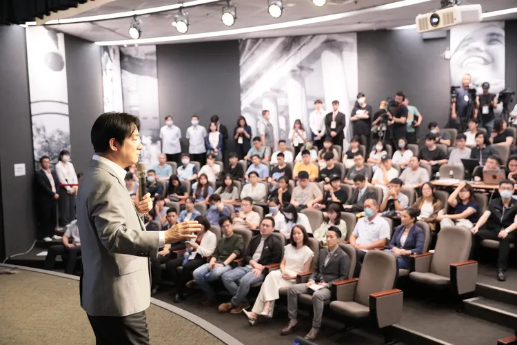 賴清德現場與學生互動問答。民進黨提供