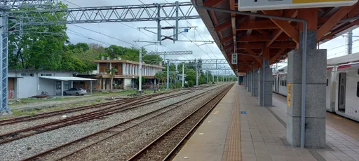 雜草樹木燃燒！離台鐵路線僅10公尺　850名旅客受影響