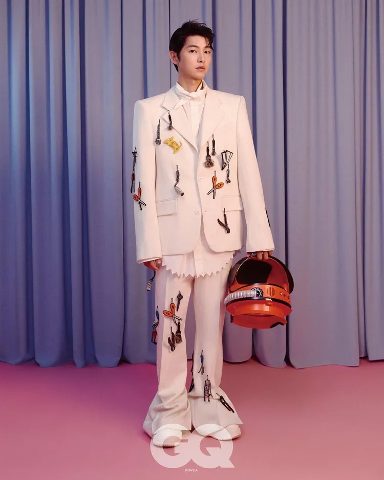 宋仲基在今年初即穿搭LV 2023春夏系列服裝登上韓國版《GQ》雜誌封面。翻攝hi_songjoongki IG