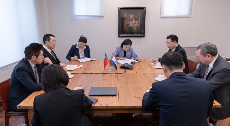 國安會秘書長顧立雄、外交部長吳釗燮、次長俞大㵢、總統府副秘書長張惇涵等人陪同。府提供