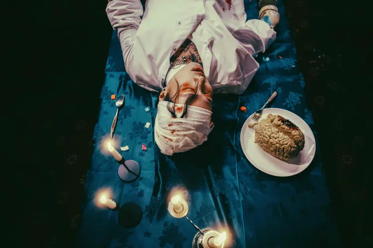 Marz23MV刻意營造詭異氛圍。華納音樂提供