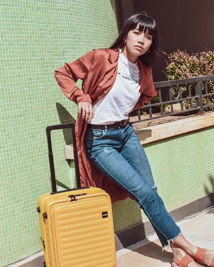 CUBO芥末黃讓整體穿搭更有活力，21吋售價8980元。業者提供