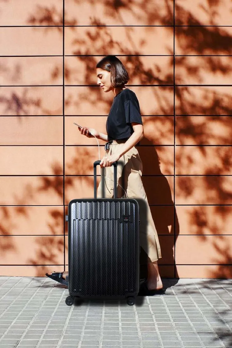 CROWN新色碳纖維黑低調出眾，讓出遊自帶高級感，29吋4980元。業者提供