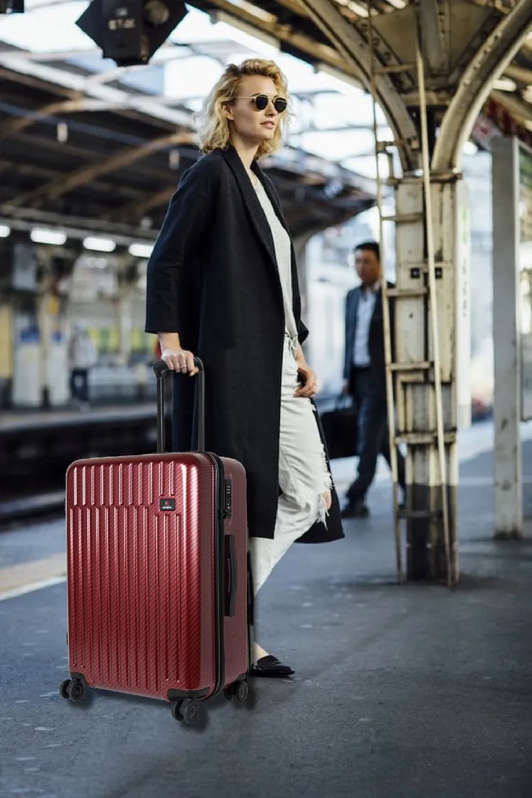 碳纖維紅配上緞光紋路箱體，低調中散發酷帥魅力，29吋4980元。業者提供