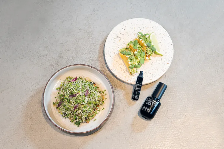 5/31前點聯名餐點，隨餐贈送綠藤抗老精華嶄新升級新品「活萃三日修護精華旅行瓶」。業者提供