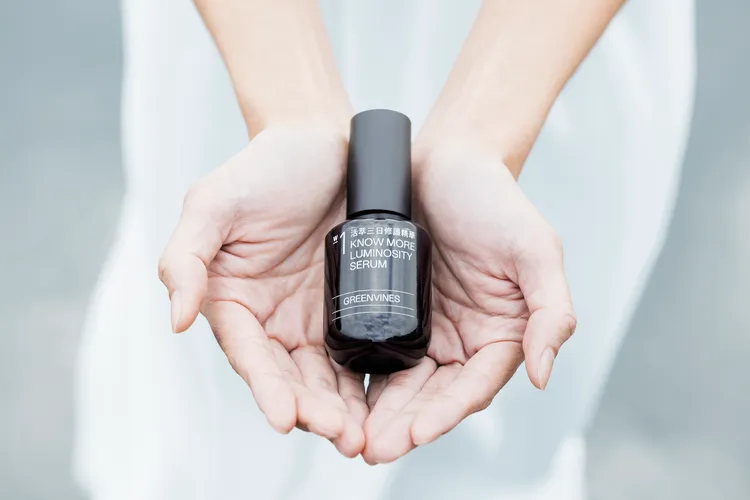 綠藤生機活萃三日修護精華嶄新上市，全球首發雙活性成分「水光藍藻 x 三日活萃」打造肌膚長效穩定。業者提供