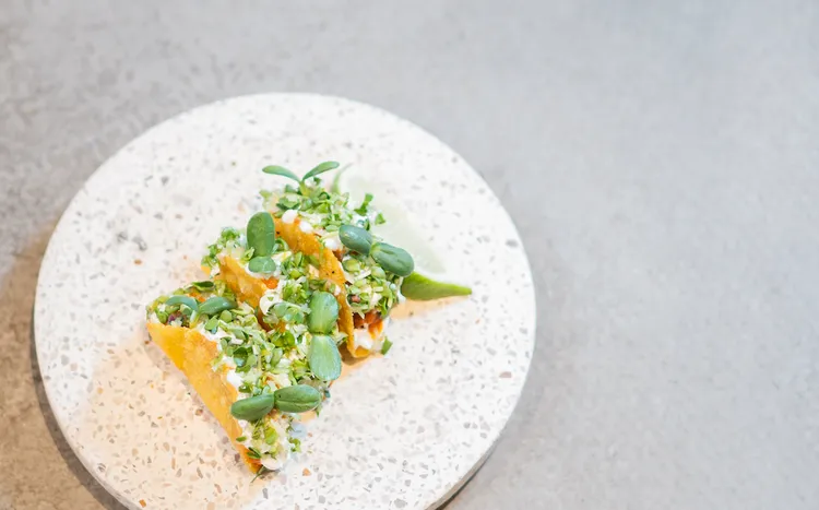 綠藤生機Ｘ小小樹食聯名餐點「芽苗塔可」，把熟悉的墨西哥塔可風味，加入「葵花苗」和「蘿蔔嬰」。業者提供