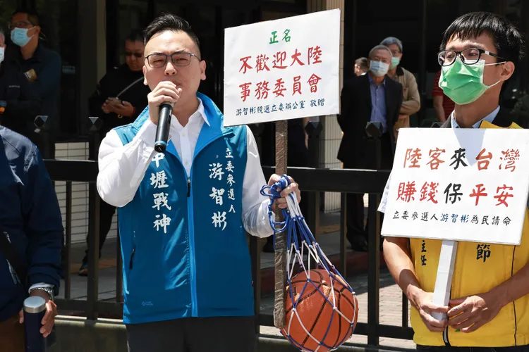 游智彬質疑，邱太三這樣當陸委會主委到底剩下什麼價值。施昂強攝