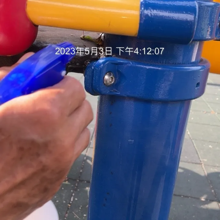 噴灑皂素封堵遊具縫隙進行防治。市府提供