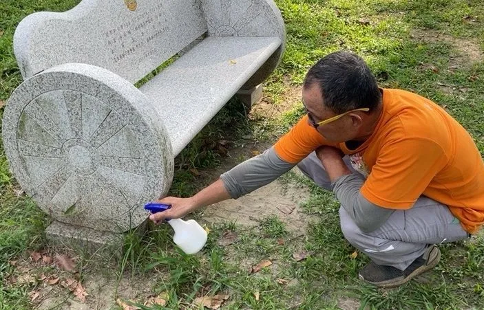 市府在霧峰大愛公園的遊具等設施噴灑皂素，以防治疣胸琉璃蟻。市府提供