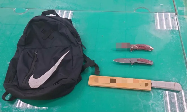 警方起獲兇刀。翻攝畫面