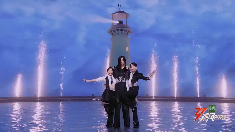 徐懷鈺（左起）和趙麗娜、張嘉倪抱在一起，身高差萌萌的。翻攝乘風2023