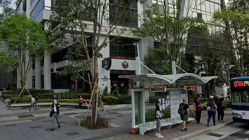 禮讓行人卻被按喇叭　前車怒揮刀砍傷後車駕駛