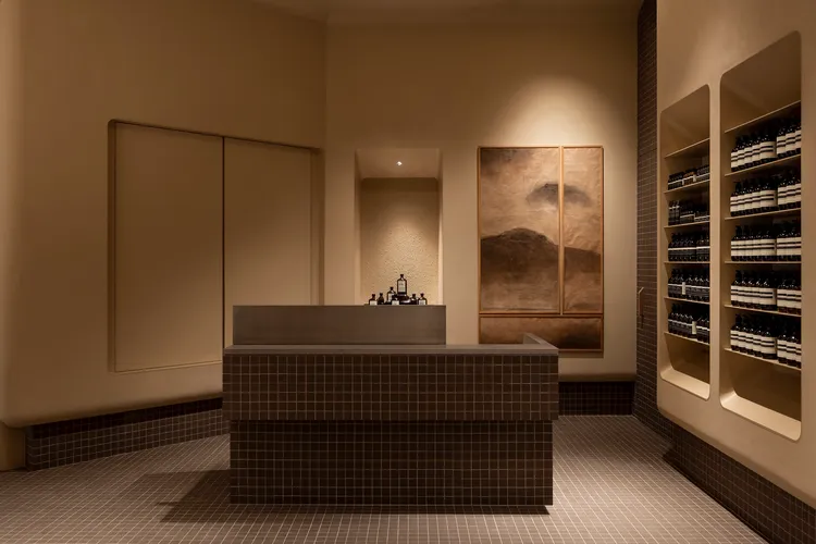 Aesop LaLaport台中店的牆面，以甘蔗渣回收轉化的特殊漆料打造。品牌提供