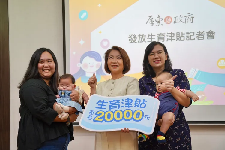 周春米宣布，112年1月1日後屏東縣新生兒，將補助每名新生兒生育津貼2萬元。屏縣府提供