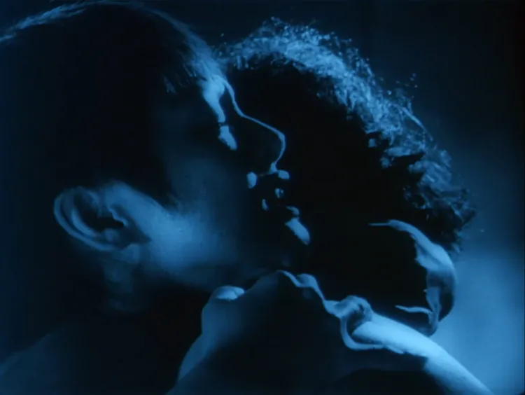 《六月之蛇 數位經典版》大膽又細膩地描繪女性內心情慾流動。輝洪提供