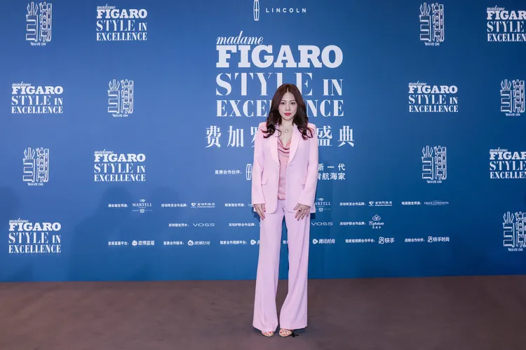 憶思貝創始人李詩翔發聲明前才以憶思貝蘭花油斬獲費加羅風尚盛典年度風尚魅力品牌獎。李詩翔提供