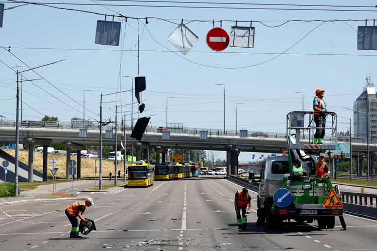 空襲炸壞交通號誌，碎片落在路面。路透社