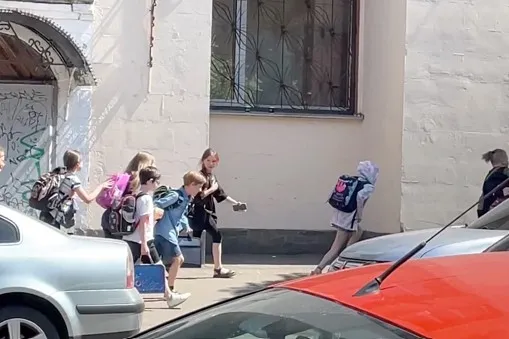 揹書包躲空襲、走路撿到飛彈碎片 這就是基輔民眾的日常