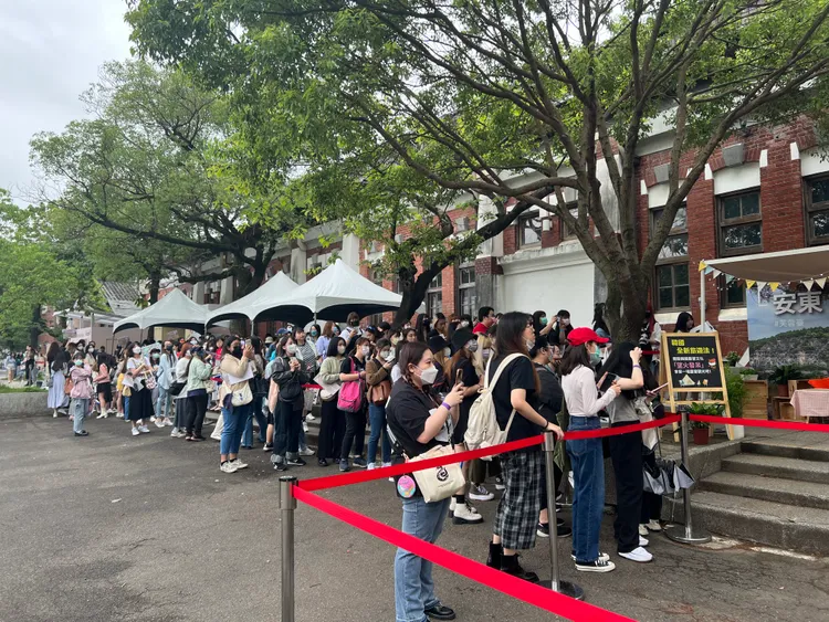 場外擠滿來看厲旭的人潮。陳薇安攝