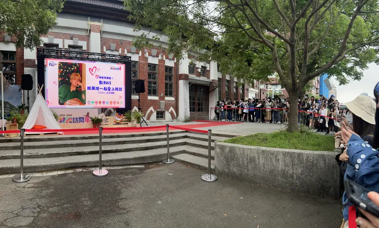 許多粉絲沒抽到票，只能在場外看電視牆直播。陳薇安攝