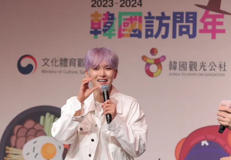 厲旭比出酒杯的手勢，推薦美食配燒酒。韓國觀光公社提供