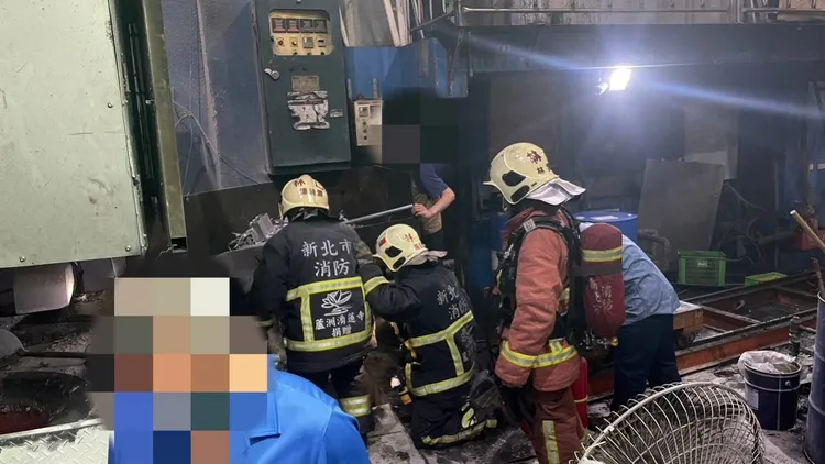 警消進入火場灌救。新北市消防局提供