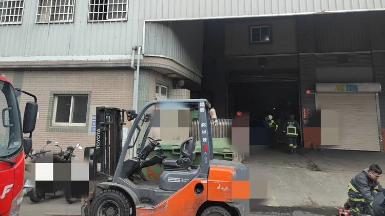 發生火警的製鋁工廠。新北市消防局提供