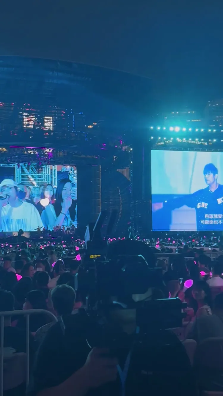 周杰倫和鄧紫棋合唱《黑色毛衣》。翻攝鄧紫棋微博