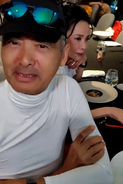 網友關注周潤發索吻袁詠儀後老婆陳薈蓮的表情。翻攝袁詠儀微博