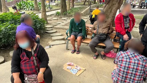 徹底消弭公園賭博亂象 新莊警偕同公所拆長椅加裝監視器