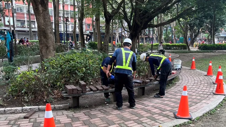 警方協同公所拆除長椅。新莊警分局提供