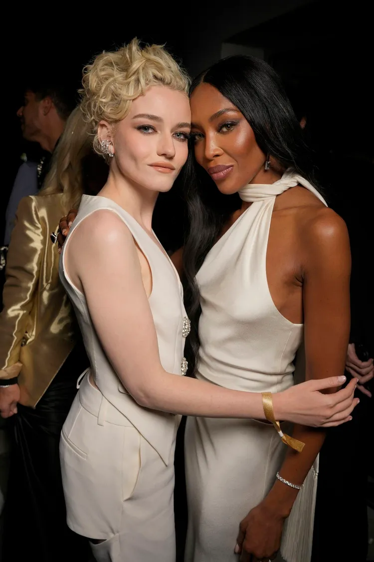 影集《創造安娜》中飾演女主角的Julia Garner（左），向壽星Naomi Campbell賀壽。BOSS提供