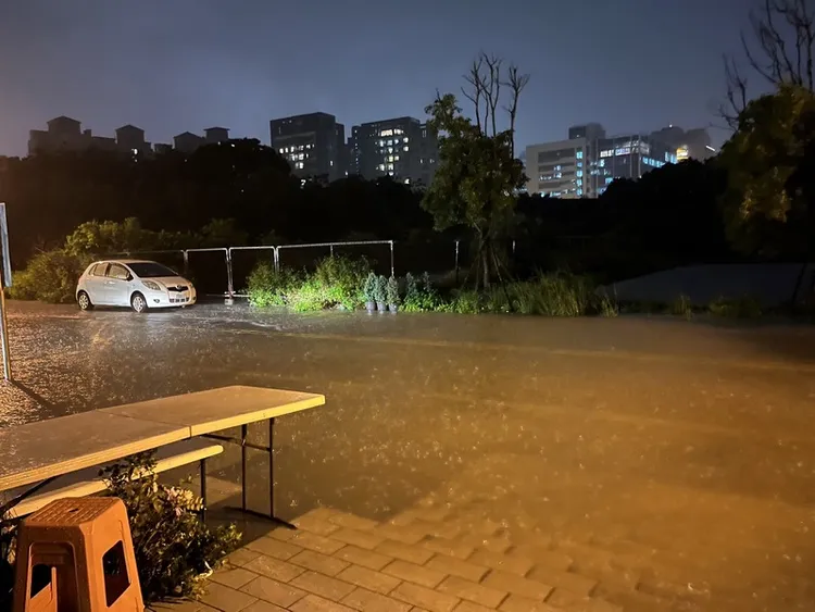 新竹縣議員吳旭智向中央社記者表示，竹縣開始降雨，他也外出巡視，目前了解到在竹北市成(土龍)社區有積水，相關單位處理中。中央社（吳旭智提供）
