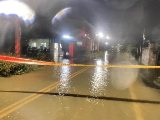夜雨狂炸新竹县淹水!灾害应变中心3级开设 多处地下道设封锁线警戒