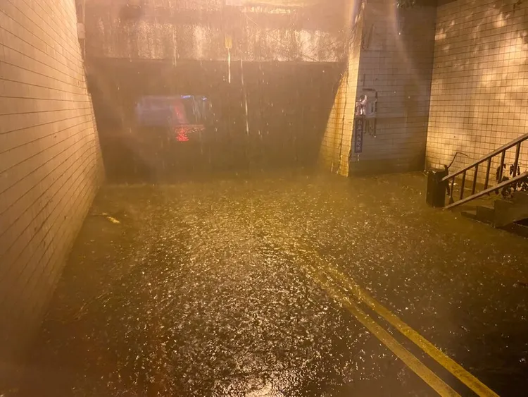 新竹縣降雨，在通往湖口鄉大同地下道出現積水，新
竹縣消防局22日表示，現場拉起封鎖線警戒，相關案
件由消防局列入管制並通報相關單位後續處理。新竹縣降雨，在通往湖口鄉大同地下道出現積水，新竹縣消防局22日表示，現場拉起封鎖線警戒，相關案件由消防局列入管制並通報相關單位後續處理。中央社（新竹縣消防局提供）