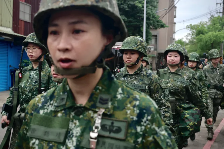 女性教召今課程實施「5公里行軍暨戰鬥間各種狀況處置」。林林攝