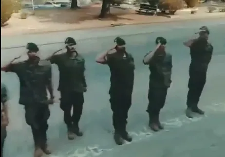 西班牙軍官列隊歡送。影片截圖