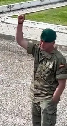 西班牙軍官含淚送別。影片截圖