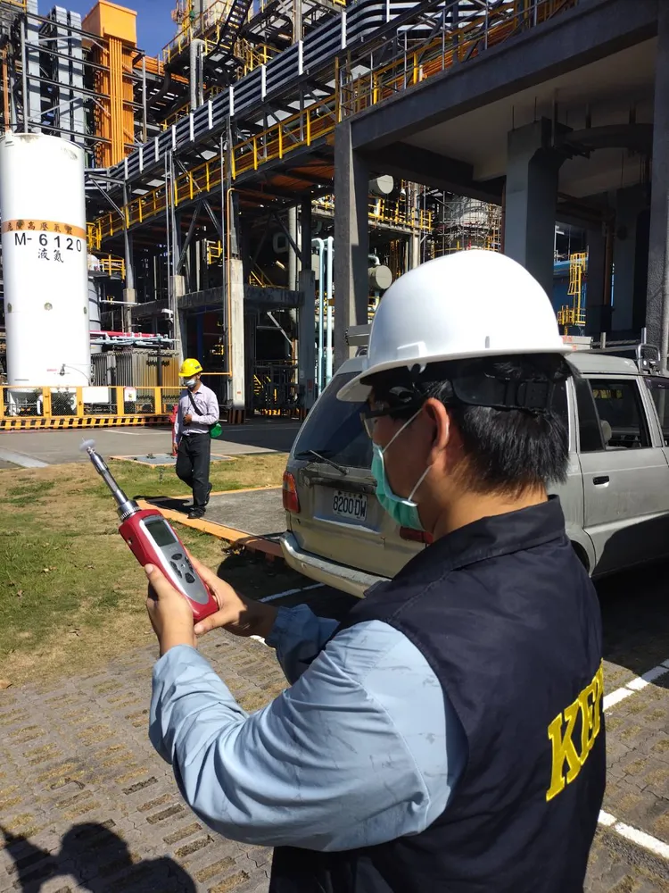 高市環保局派員到中油林園廠稽查。讀者提供